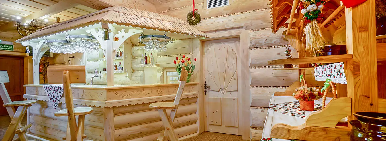 Hotel Białka Tatrzańska Tatry dovolená na horách Polsko - pohled na dřevěný bar