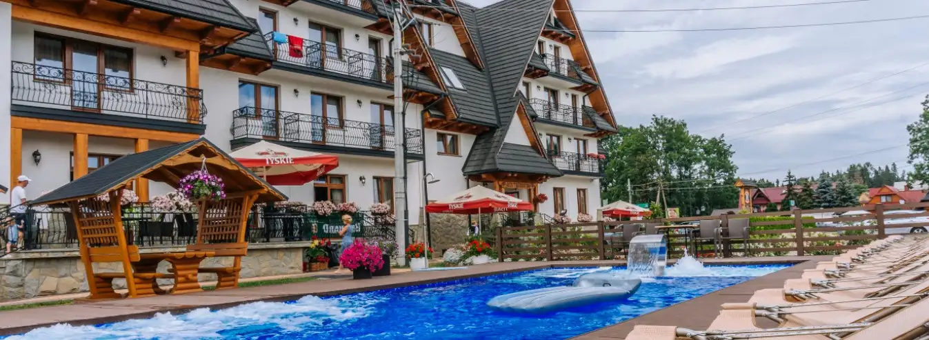 Hotel Białka Tatrzańska Tatry dovolená na horách v Polsku - pohled na hotel s bazénem