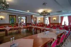 Jídelna se spojenými stoly – jiný pohled